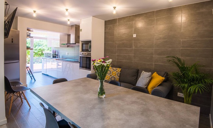 Lombos Casa | FLH Carcavelos Family House