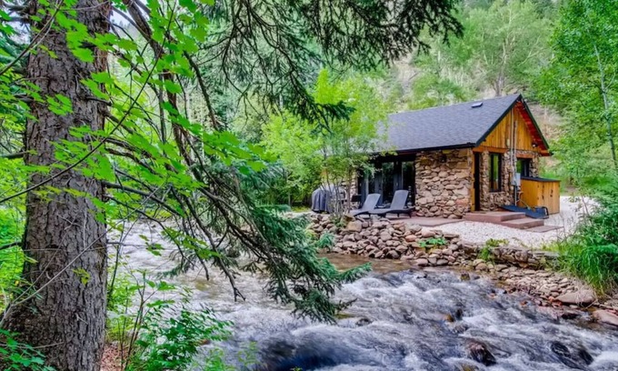 Idaho Springs Cabina | FLINT FUN & COZY Boho Mod Mountain CREEKSIDE CABIN