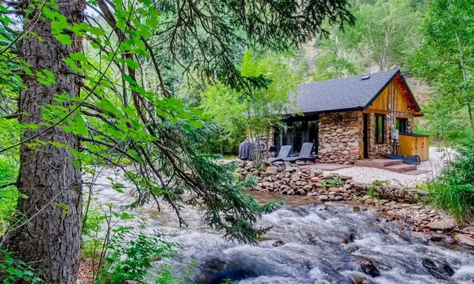 Idaho Springs Cabina | Flint Fun & Cozy Boho Mod Mountain Creekside Cabin