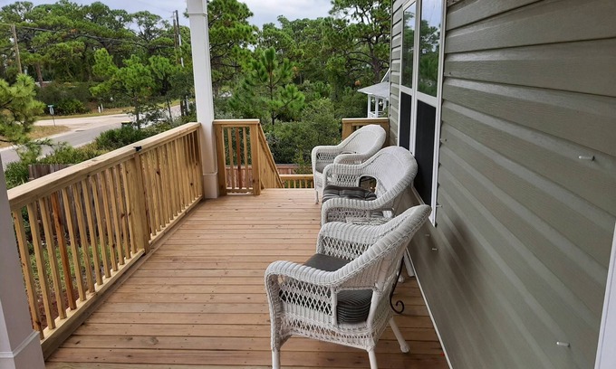 St. George Island Casa | Flip Flop Inn Large Fenced yard Golf Cart