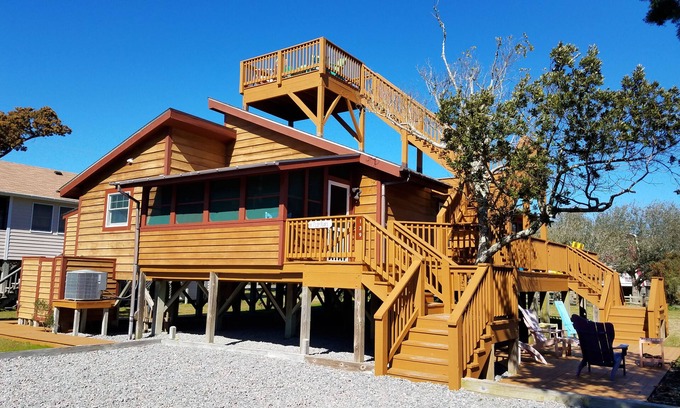 Ocracoke Casa | Chancletas: Se admiten perros, terraza, porches seleccionados, terraza en la azotea.