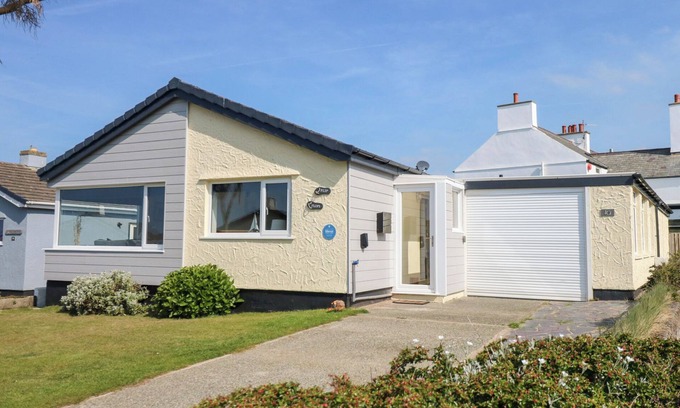 Rhosneigr Cabaña | FLIP FLOPS, pet friendly, country holiday cottage in Rhosneigr