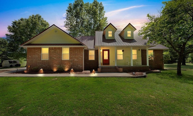 Flippin Casa | Flippin Haven: Spacious & Cozy Retreat 3 Bedroom Home by RedAwning