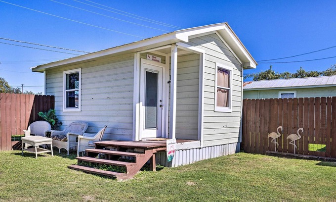 Canyon Lake Apartamento | Flirty Flamingo' Studio: 1 Mi to Canyon Lake