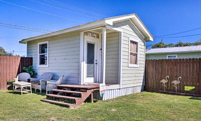 Canyon Lake Apartamento | Flirty Flamingo Studio 1 Mi to Canyon Lake