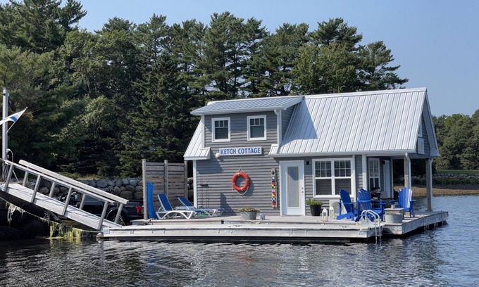 Pleasantville Alquiler De Eote | Casa flotante en el río LaHave cerca de playas, golf, en la ruta del faro