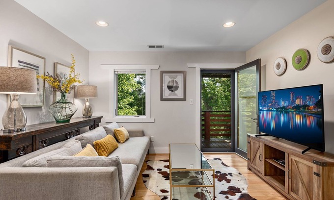 Kenilworth Casa | Flotando en un bosque con vistas a la montaña: minutos del centro, Biltmore y tiendas