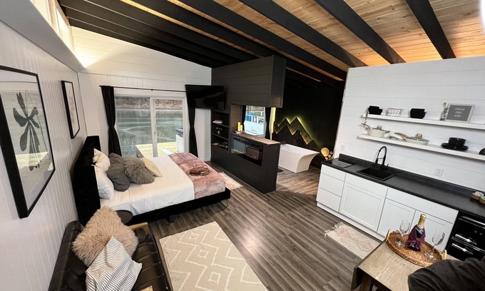East Dubuque Cabina | Floating Studio Cabin. HOT TUB!