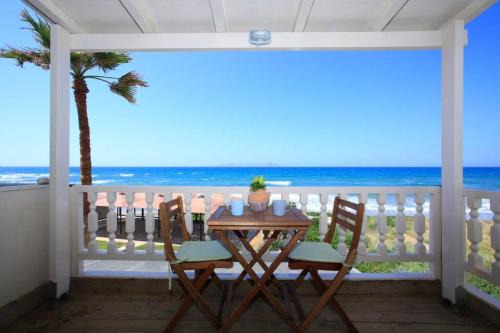 Kokkini Chani Apartamento | Flokos. Lazy days, balmy nights on the seafront