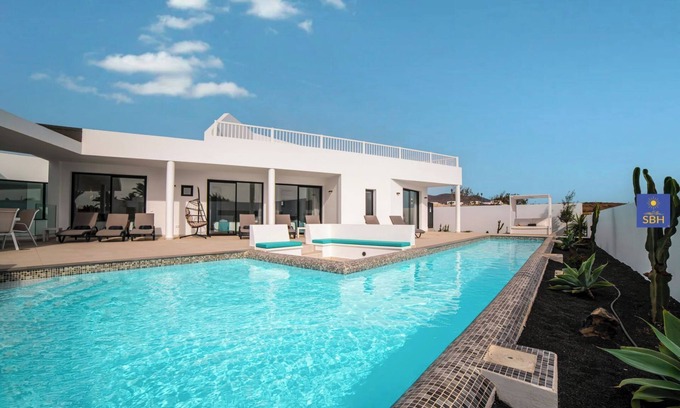Playa Blanca Villa | Flor de Oro – Playa Blanca near Marina Rubicon with Air Con, Pool, Sauna & Gym