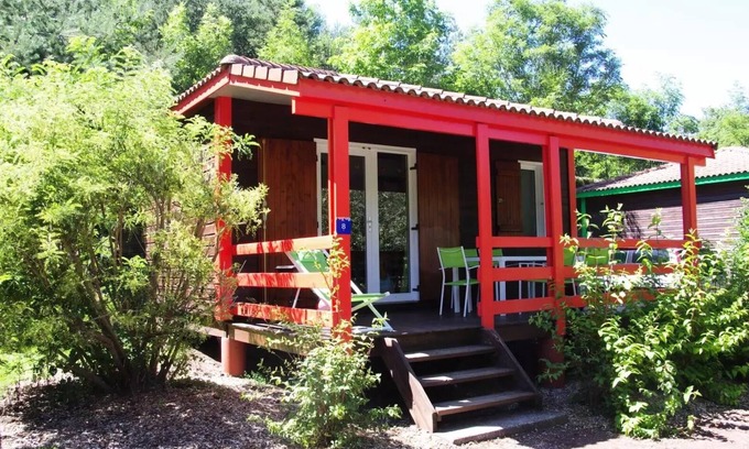 Saint-Paulien Chalet De Esquí | Flower Camping La Rochelambert **** - Chalet Marina - TV Comfort 30m2 - 2 bedrooms + covered terrace 15m2 6 people