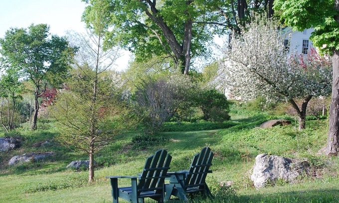 Williamsburg Apartamento | Flower Hill Farm Retreat Studio Mountain and Garden Views Clawfoot Tub.