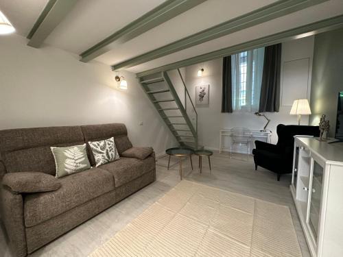 Ponte Seveso Apartamento | Flowers, a cozy suite in Milan