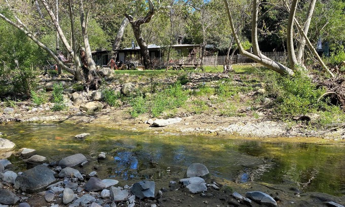 Topanga Casa | Sigue tu corazón al Creekside Escape con mini Farm,