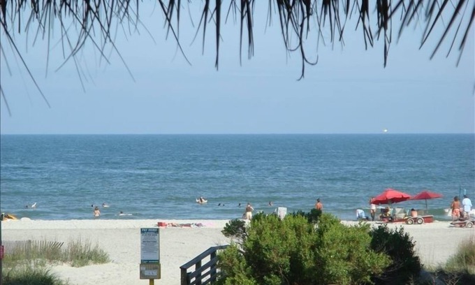 Folly Beach Condominio | Folly Beach Condo con hermosa vista al mar! Camina hacia el centro!