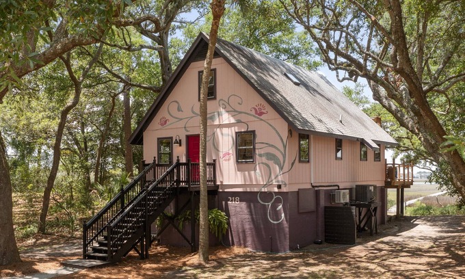 Folly Beach Cabaña | Folly Vacation Vintage Cottage with Stunning Views