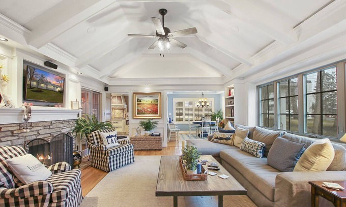 Fontana-on-Geneva Lake Casa | Fontana Lakeside Haven |Pier Acces |Screened-in Porch |Fireplace |Fire Pit |Lawn Games |Monthly Stay