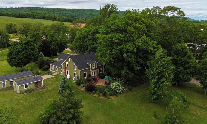 Kings County Otro | Foot of the Mountain Farmhouse-New Upgrades!! Air conditioning!