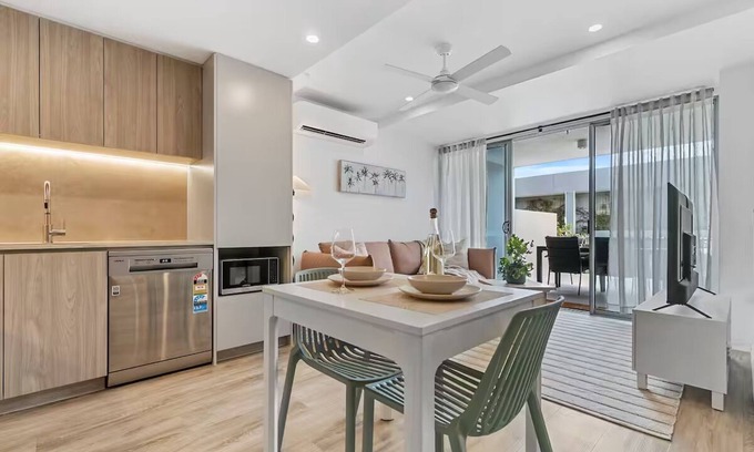 Buddina Casa | Footsteps to Surf, Shop & Dine on the Sunshine Coast