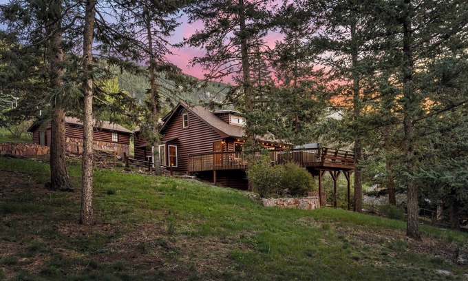 Cascade-Chipita Park Cabina | Forest Cabin - Hot Tub & Mt Views - Pikes Peak