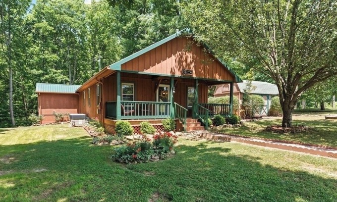 Monteagle Cabina | Forest cabin with sauna, ping pong, 5 min drive to local trails