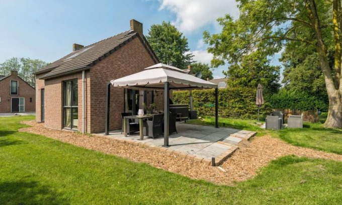 Ewijk Casa | Forest Cottage Ewijk incl. hot tub by Interhome