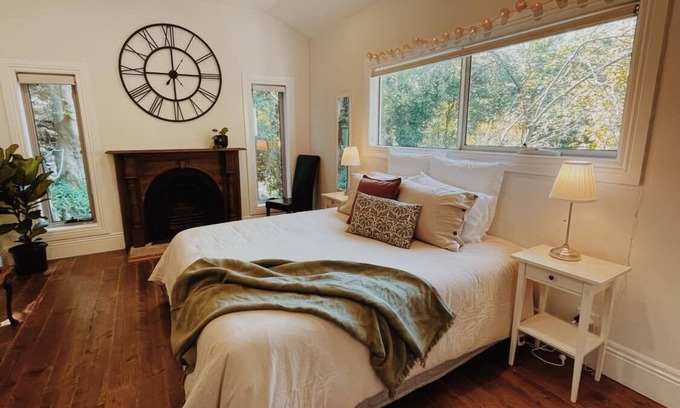 Ferny Creek Cabaña | Forest Getaway for 7 in the heart of the Dandenong Ranges w/Fireplace & King Bed