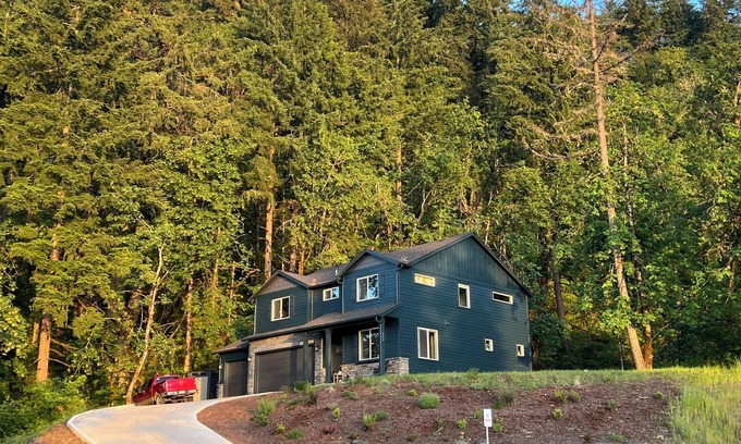 Thurston Casa | Forest home and outdoor adventure paradise! 15 minutes to Autzen Stadium.