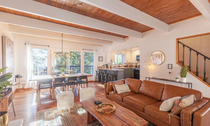 Lake Arrowhead Cabaña | Forest Moon Chalet. Designer & Pet Friendly Luxury 3 Bdrm. w/Hot Tub