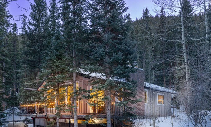 Downieville-Lawson-Dumont Cabina | Forest-Nestled Creekfront Cabin, Fireplace & Sauna