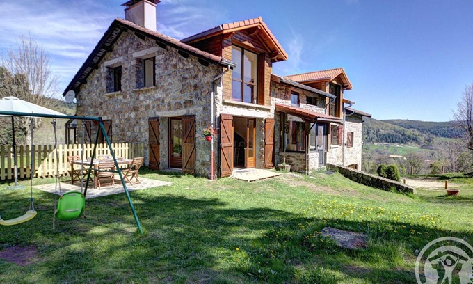 La Versanne Cabaña | Casa rural amplia y equipada, ideal para familias y amantes de la naturaleza, con terraza y juegos.