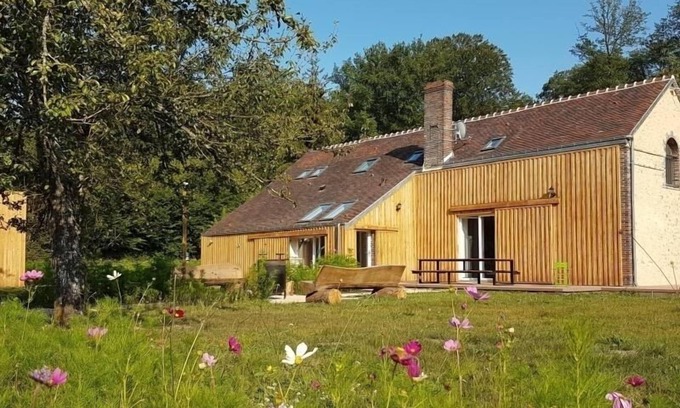 Senonches Cabaña | Gîte familial rénové en lisière de forêt avec cheminée, jeux pour enfants et terrain de boules.