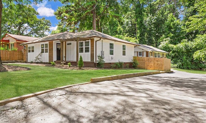 Atlanta Casa | Forest's Edge Hideaway - sleeps 16+, Mercedez Benz stadium, Aquarium, Six Flags