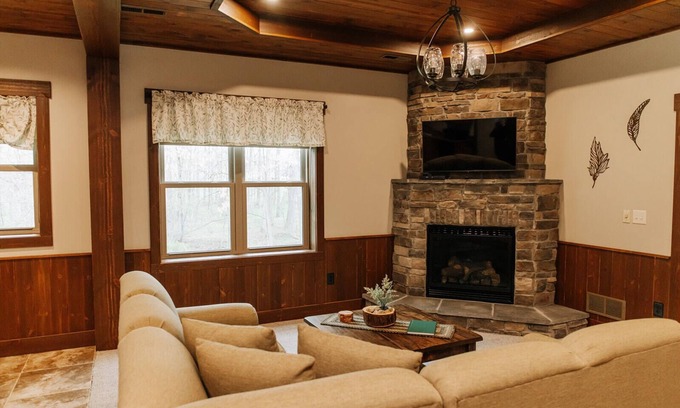Dundee Cabina | Forest Stream Suite: Luxury Suite in Amish Country, Ohio