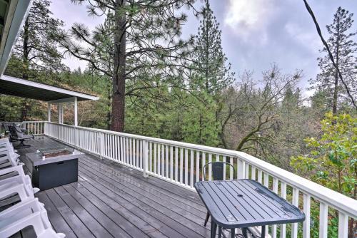 Pine Grove Casa | Forest-View Deck and Fire Pits Pine Grove Retreat!