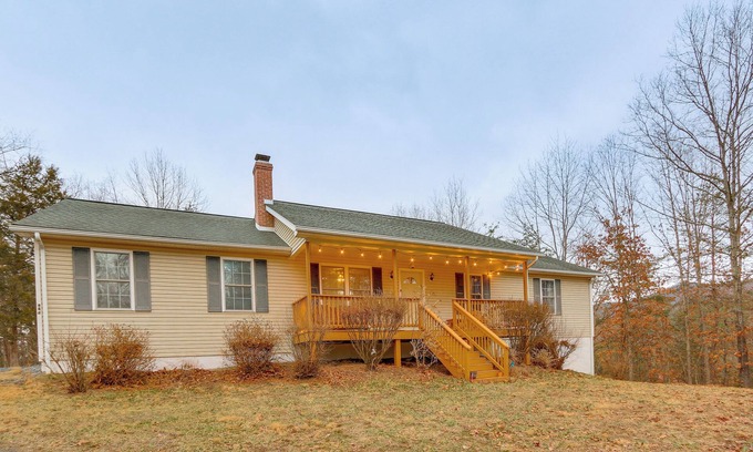Fort Valley Casa | Forest Views, Deck & Fireplace: Fort Valley Escape
