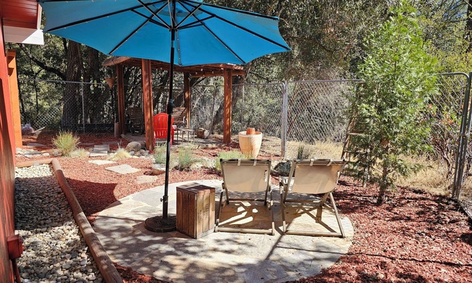 Ahwahnee Cabina | Forested Solitude in Ahwahnee, stargaze in the spa in this quiet pine forest