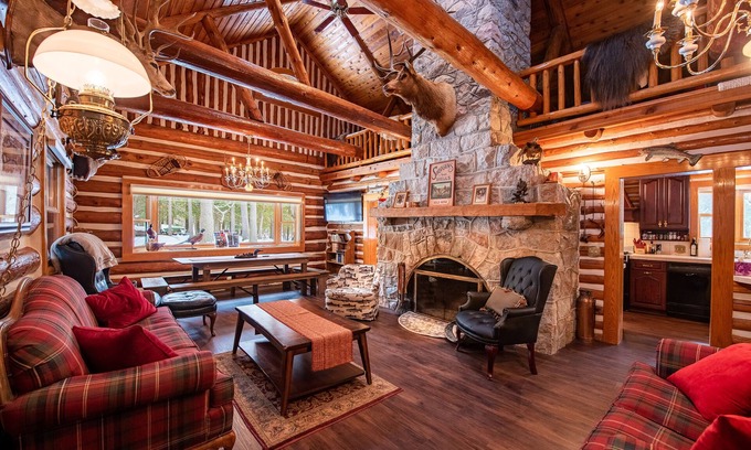 Mayfield Cabina | 🦌 Forks River Lodge – Private Boardman Riverfront | Game Room | Pet-Friendly