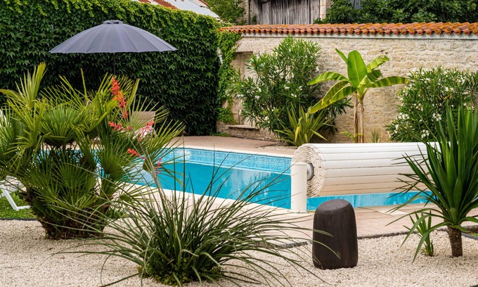 Arcais Casa | Antigua casa maraîchine con piscina climatizada y pista de tenis.