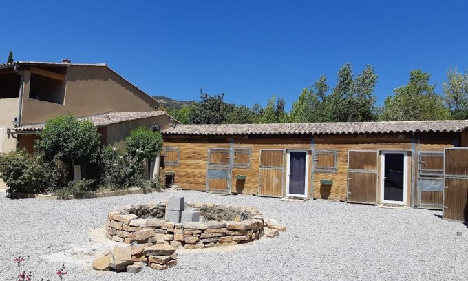 Saint-Zacharie Apartamento | Former stables converted into 29M2 studios with terrace, shared garden, .