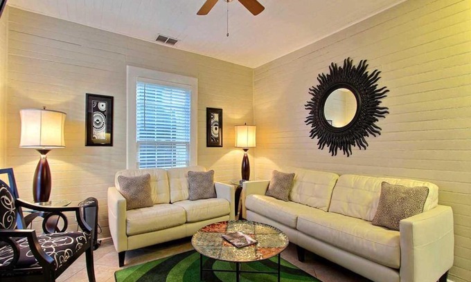 Savannah Victorian District Casa | Forsyth Park West Carriage House