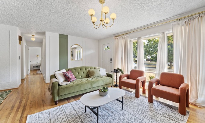 Vancouver Casa | Fort Adobe 10 mins to Airport Large fenced Yard