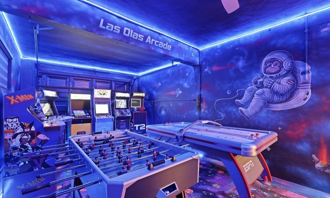 Croissant Park Casa | Fort Lauderdale Home: Pool, Putting Green, Arcade, by Downtown and Beach