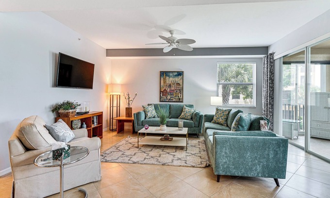 Biggar Condominio | Fort Myers Condo in Gated Country Club w/ Pool!