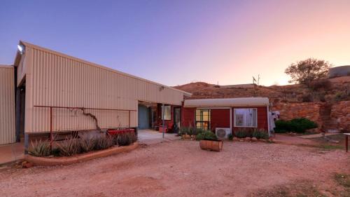 White Cliffs Casa | Fossickers Den Dugout Accommodation