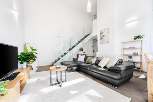 Melbourne Central Business District Apartamento | Foundry Top Floor 2BR Loft Parking & Workspace