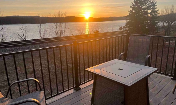 Fountain City Casa | Fountain City Loft, hot tub, river views