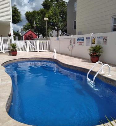 Wildwood Casa | Fountain Motel Townhouse with Shared Pool