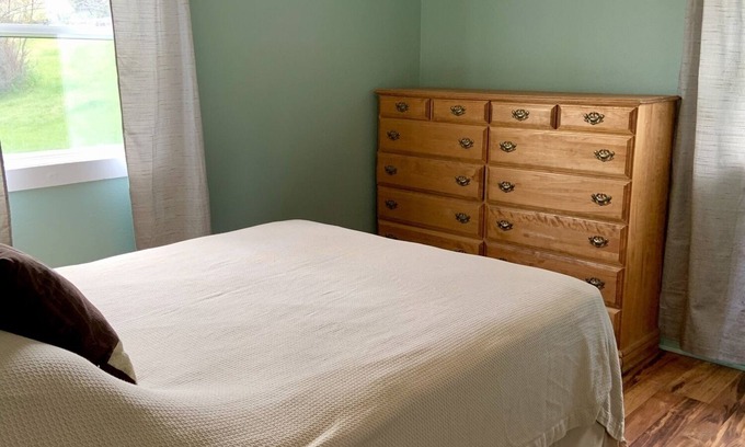Hot Springs Cabina | Four bedroom cabin, private lake, pet friendly