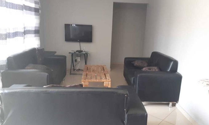 Centurion Casa | Casa de cuatro habitaciones en suburbio.